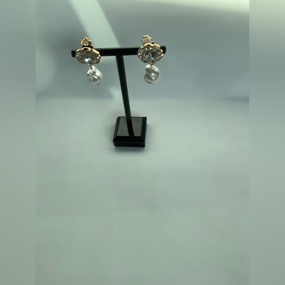 Nordstrom Cluster Imitation Pearl Clip-On Earrings - Picture 7 of 10